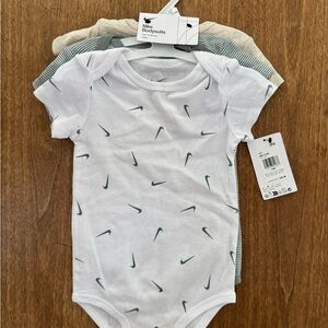 Nike Baby Bodysuit Set with White and Green Logos (3-Pack)